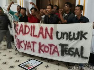 Geruduk Kantor Walkot Tegal, Warga Ramai-ramai Turunkan Foto Sitha