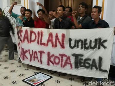 Foto: Reaksi Warga Tegal Sejak Semalam Usai Wali Kota Diciduk KPK