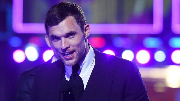 Ed Skrein diminta memainkan karakter berdarah Jepang di Hellboy.
