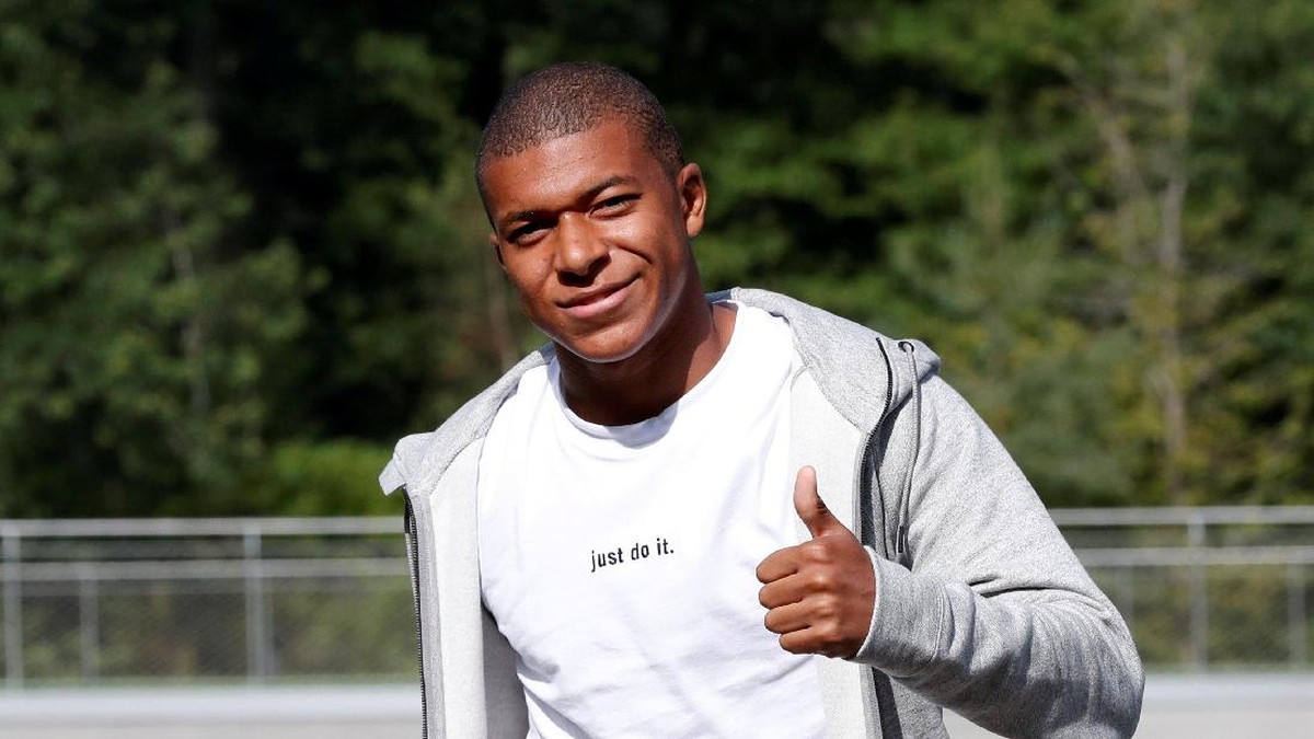 Kylian Mbappe resmi berkostum PSG. Foto: Gonzalo Fuentes/Reuters