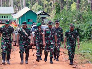 Yonif Raider 323/BP Kostrad Tinjau Medan Satgas Pamtas RI-PNG