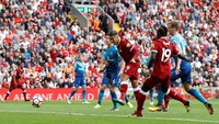 Roberto Firmino menjebol jala Arsenal untuk gol pertama Liverpool. Roberto Firmino perlahan makin fasih dengan perang penyerang tengah musim ini. (Carl Recine/Reuters)