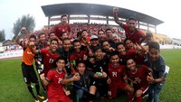 Indonesia meraih medali perunggu di cabor sepakbola SEA Games 2017. Para pemain dan staf pelatih merayakan kemenangan itu dia akhir laga (Sigid Kurniawan/Antara Foto)