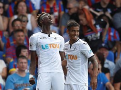 Striker Swansea City Tammy Abraham juga serupa. Pemain pinjaman dari Chelsea itu membukukan tiga gol kandang dan satu di laga tandang. (Foto: Peter Nicholls/Reuters)