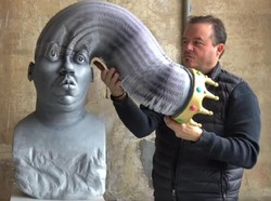 Keren Banget! Seniman Ini Bikin Patung Kertas yang Bisa Memanjang