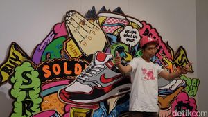 Nggak Hanya Seniman, Muklay Juga Kolektor Sneakers!