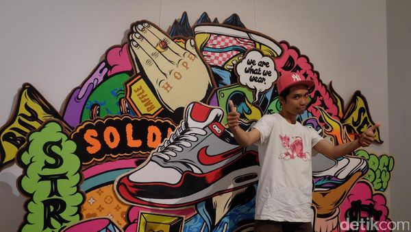 Nggak Hanya Seniman, Muklay Juga Kolektor Sneakers!