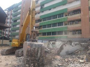 Rumah di Kawasan Sekolah di Tambora Dibongkar