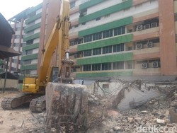 Rumah di Kawasan Sekolah di Tambora Dibongkar