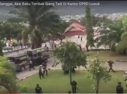 Polisi Bubarkan Massa Rusuh di Kantor DPRD Luwuk Banggai