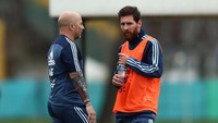 Messi terlibat diskusi serius dengan pelatih Sampaoli. Membahas taktik? (Foto: Marcos Brindicci/REUTERS)