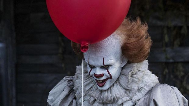 Bill Skarsgard saat menjadi badut Pennywise di 'It.'