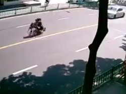 Waduh, Usai Terjungkal Motor ini Jalan Sendiri