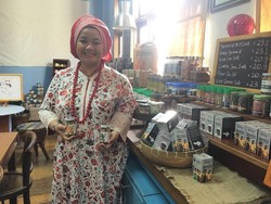 Wanita ini Sulap Kelapa Jadi Keripik dan Diekspor ke Swiss