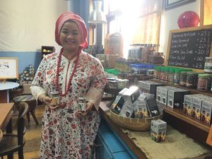 Wanita ini Sulap Kelapa Jadi Keripik dan Diekspor ke Swiss Wanita ini Sulap Kelapa Jadi Keripik dan Diekspor ke Swiss