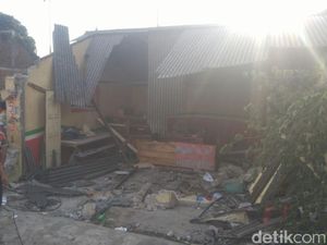 2 Orang Tewas di Kecelakaan Truk Tabrak Mobil dan Warung di Semarang