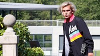 Bukan cuma gaya busana yang khas dirinya, simak pula tatanan rambut Antoine Griezmann dari klub Atletico Madrid ini. Cocok atau tidak? (Foto: Gonzalo Fuentes/REUTERS)