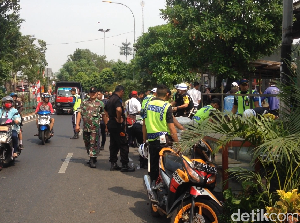 Pedagang Bunga di Trotoar Klender Klaim Direstui Pemkot Jaktim