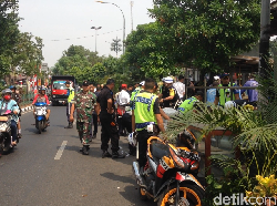 Pedagang Bunga di Trotoar Klender Klaim Direstui Pemkot Jaktim