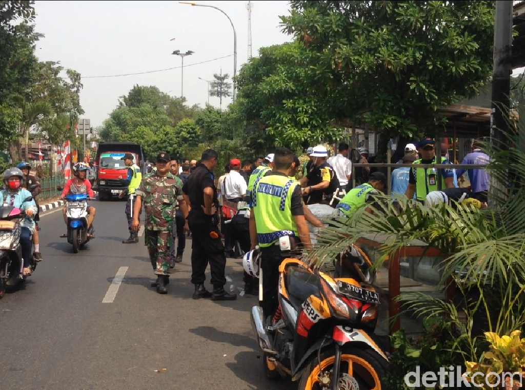 Pedagang Bunga di Trotoar Klender Klaim Direstui Pemkot Jaktim Pedagang Bunga di Trotoar Klender Klaim Direstui Pemkot Jaktim