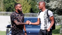Penyerang Alexandre Lacazette dari klub Arsenal (kiri) dan full back Monaco Djibril Sidibe. Lebih oke mana gayanya? (Foto: Gonzalo Fuentes/REUTERS)