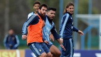 Nama-nama top terlibat dalam latihan ini. Sebut saja Messi dan Sergio Aguero yang sedang berebut bola. (Foto: Marcos Brindicci/REUTERS)