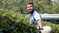 Olivier Giroud, penyerang asal klub Arsenal, juga memilih balutan jaket denim. Seperti biker atau 1990-an sekali? (Foto: Gonzalo Fuentes/REUTERS) (Foto: Gonzalo Fuentes/REUTERS)