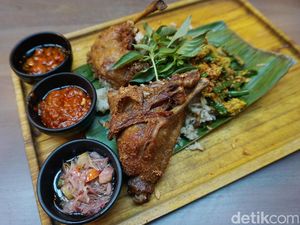 GIOI: Mencicip Bebek Crispy dengan 3 Jenis Sambal di Restoran Modern