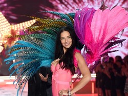 Ada Apa dengan Adriana Lima Tiba-tiba Unfollow Instagram Victorias Secret?