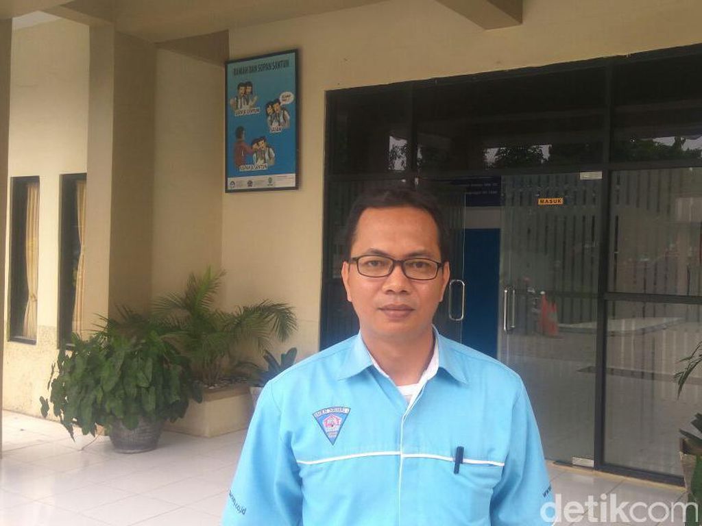 Ini Pak Hikmat, Guru yang Betulkan Bendera RI Terbalik di Thailand Ini Pak Hikmat, Guru yang Betulkan Bendera RI Terbalik di Thailand