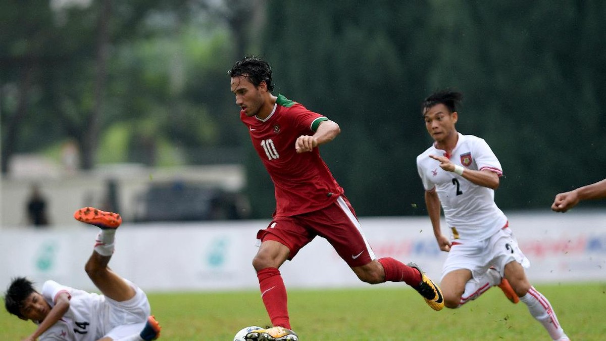 Ezra Walian saat bermain di SEA Games 2017. (Sigid Kurniawan/Antara Foto)