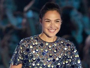 Terpukau Cantiknya Gal Gadot Pakai Gaun Sequin di MTV VMA 2017 Terpukau Cantiknya Gal Gadot Pakai Gaun Sequin di MTV VMA 2017
