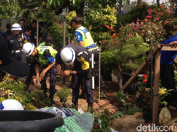 Pedagang Bunga di Trotoar Klender Ditertibkan Petugas