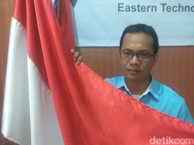 Foto: Kenalan dengan Guru Heroik yang Betulkan Bendera RI Terbalik