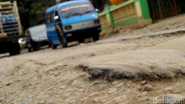 Foto: Parah! Hampir 2 Tahun Jalan Letda Natsir Rusak Parah