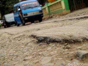 Foto: Parah! Hampir 2 Tahun Jalan Letda Natsir Rusak Parah