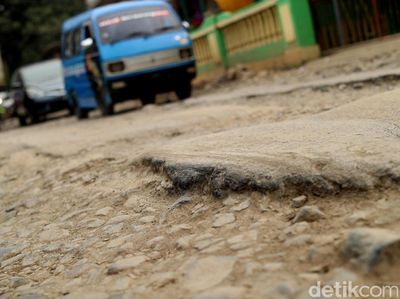 Foto: Parah! Hampir 2 Tahun Jalan Letda Natsir Rusak Parah