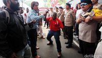 Puluhan Warga Geruduk MK Tolak Keputusan Sengketa Pilkada