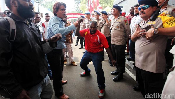 Puluhan Warga Geruduk MK Tolak Keputusan Sengketa Pilkada