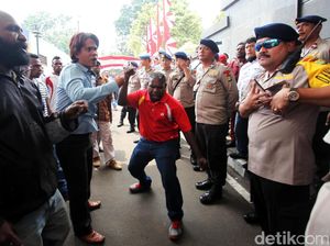 Puluhan Warga Geruduk MK Tolak Keputusan Sengketa Pilkada