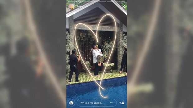 Usai siaraman, ayah Raisa menggendong putrinya itu sebagai bagian dari prosesi adat jelang menikah.