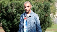 Jins, jaket denim print Louis Vuitton, rambut blonde, dan kalung ala dog tag jadi pilihan Layvin Kurzawa. (Foto: Gonzalo Fuentes/REUTERS)
