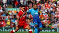 Dipasang sebagai bek kanan, Joe Gomez bermain apik mengawal penyerang Arsenal. Dia membuat satu assist untuk gol Roberto Firmino (Phil Noble/Reuters)