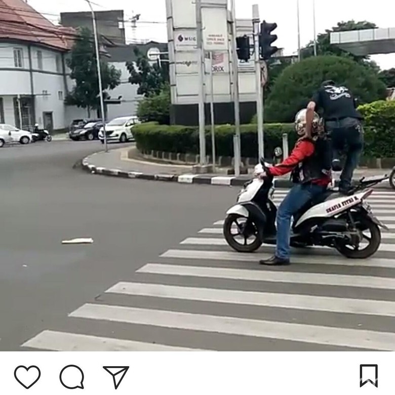 Viral Video Pria Injak Motor Penghalang Zebra Cross di Bandung