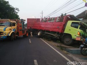 Hindari Bus, Truk Tronton Tabrak Pagar Dua Rumah Warga