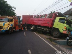 Hindari Bus, Truk Tronton Tabrak Pagar Dua Rumah Warga