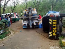Mobil Polisi Terjungkal dan Tabrak Angkot di Sukabumi