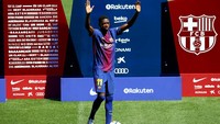 Usai kepergian Neymar, Ousmane Dembele jadi salah satu pemain yang didekati oleh Barcelona. Ketertarikan Barca membuat Dembele tiba-tiba mbalelo dari Borussia Dortmund dan dia pun dihukum karena tidak mau latihan. Bahkan Dembele sempat pergi ke Spanyol sebelum Dortmund melepasnya dengan banderol 104 juta euro plus 44 juta euro sebagai tambahan. (Albert Gea/Reuters)