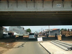 Warga Pekalongan Mengeluh Muatan Material Berserakan di Jalan