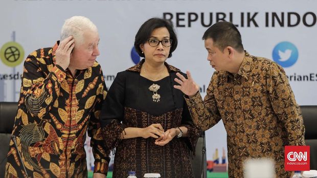 Menteri ESDM Ignasius Jonan bersama Menteri Keuangan Sri Mulyani dan Chief Executive Officer (CEO) Freeport-McMoran Richard Adkerson saat baru saja menyepakati perpanjangan kontrak dan divestasi saham Freeport